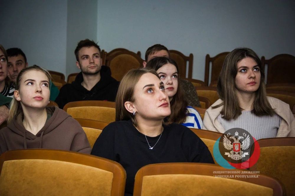 Сотрудники Донецкого регионального отделения Единой России смотрят Прямую линию с Президентом России Владимиром Путиным