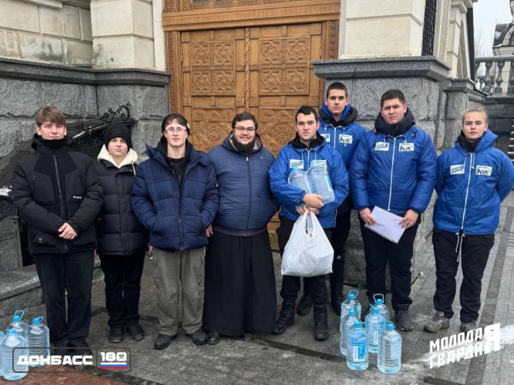 Всё во благо!. Активисты Горловского штаба МГЕР ДНР приняли участие в раздаче воды для жителей города в рамках проекта «Молодёжь не оставит в беде!»