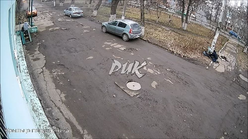Страшные кадры из центра Горловки — кассетные снаряды ВСУ разорвались прямо рядом с прохожими в больничном городке