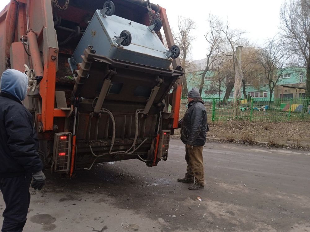 Горловским филиалом ГУП ДНР «ДОНСНАБКОМПЛЕКТ» ежедневно, производится работа по вывозу твердых коммунальных отходов