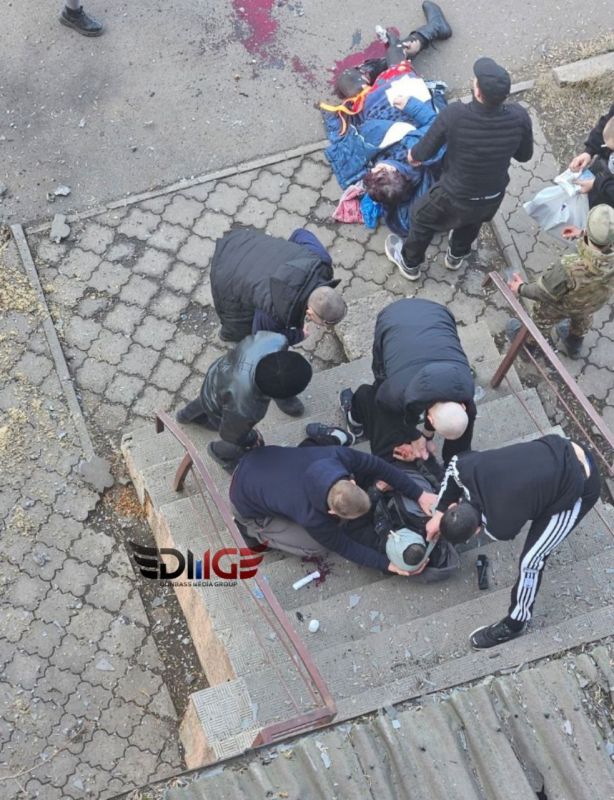 ВСУ продолжают терроризировать мирное население в ДНР: в Горловке дрон сбросил гранату на гражданских, стоявших возле жилого дома