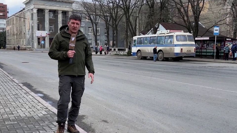 Появились кадры последствий атаки ВСУ по автобусу в Горловке ДНР