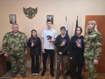 Сотрудники полиции вручили первые паспорта юным горловчанам