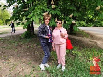Патриотическая акция Триколор по раздаче ленточек в честь празднования Дня Республики в Калининском внутригородском районе города Горловка продолжается