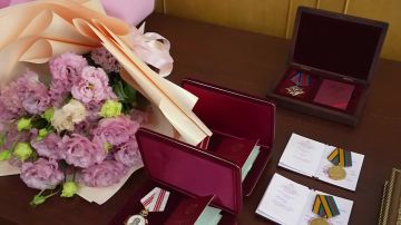 Денис Пушилин: С министром здравоохранения РФ Михаилом Мурашко вручили сотрудникам медучреждений Республики высокие государственные и ведомственные награды