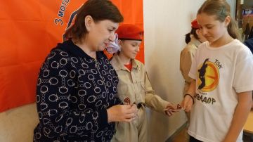 07.05.2025. Юнармейцы ВПК Амазонки и ВПК КОРСА имени Героя РФ и ДНР О. С. Качуры при поддержке старшего помощника начальника отделения подготовки и призыва Горловского военкомата Леси Юрьевны Костюк провели акцию Символ...