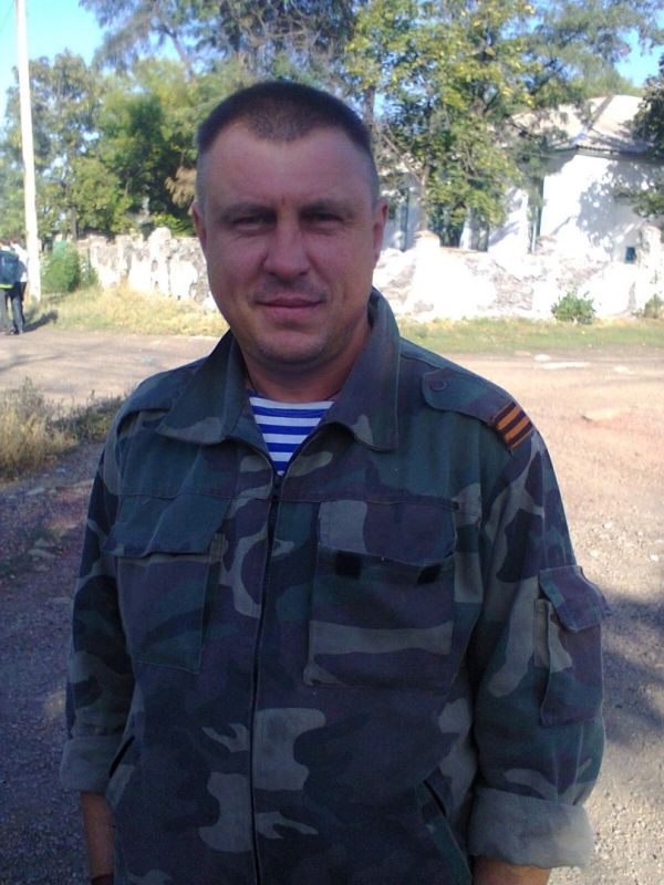 Литвиненко Павел Викторович 22.03.1972- 27.01.2015. Пошел добровольцем на фронт следом за своим сыном в 2014 году, до этого был шахтером