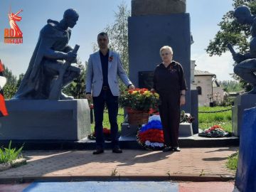Возложение цветов к памятным местам в Калининском внутригородском районе города Горловка
