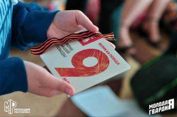 Дарим музыку Победы. Молодёжка Горловки в праздник 80-летия Победы раздали жителям города диски с любимыми песнями военных лет