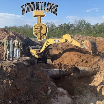Продолжаются работы по ремонту трубопровода, чтобы стабилизировать подачу воды из-за недавней аварии