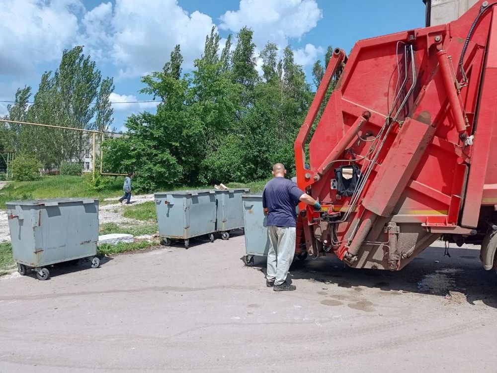 Горловским филиалом ГУП ДНР «ДОНСНАБКОМПЛЕКТ» ежедневно производится работа по вывозу твердых коммунальных отходов согласно утвержденного графика с территории города на полигон