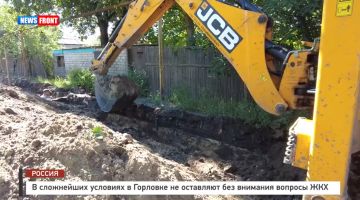 В сложнейших условиях в Горловке не оставляют без внимания вопросы ЖКХ – репортаж News Front