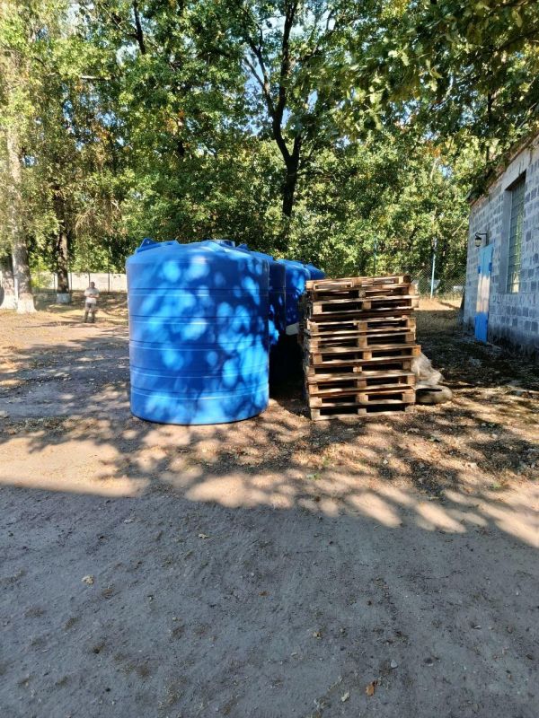 Кузбасс доставил в Горловку емкости для воды на 100 000 литров