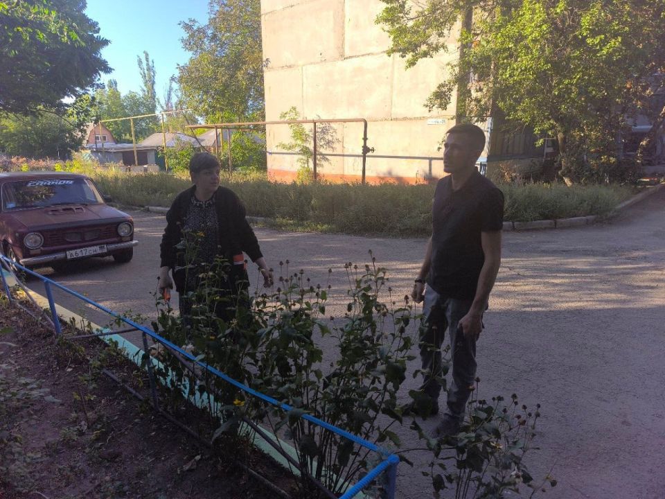 Роман Конев: 16 сентября заместитель председателя Горловского городского совета Евгений Шубин совместно с помощником депутата Народного Совета Донецкой Народной Республики Александром Серёженко посетили адреса порывов...