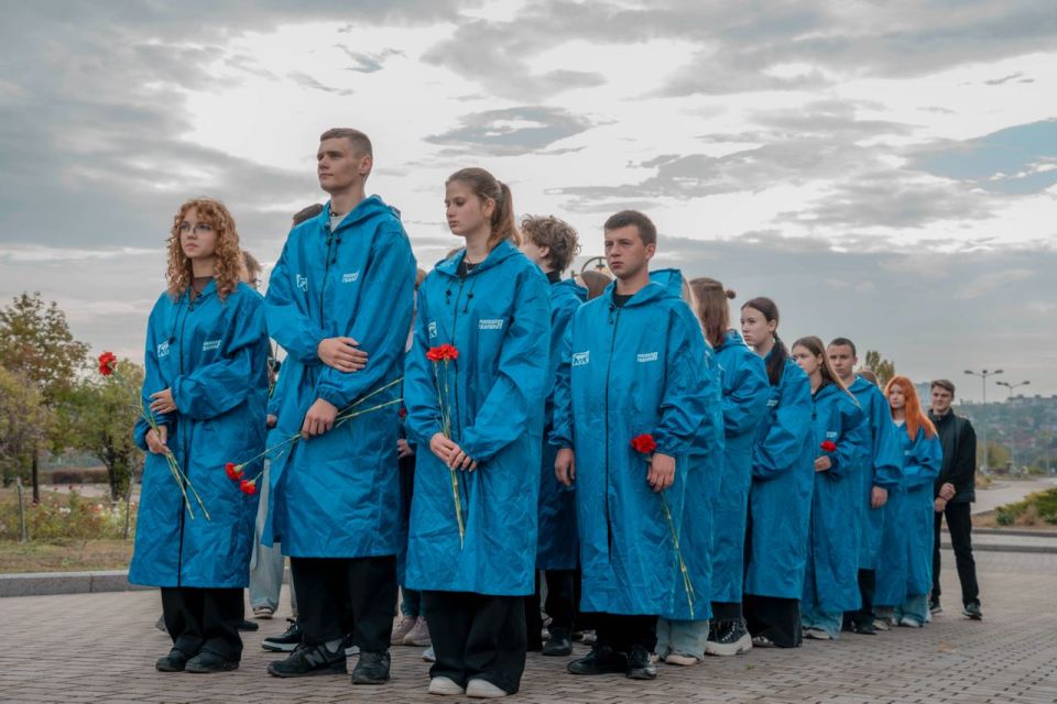 В День Республики Южной Осетии активисты «Молодой Гвардии» ДНР и «Молодой Республики» вместе с бойцами батальона «Сармат» почтили память Олега Мамиева