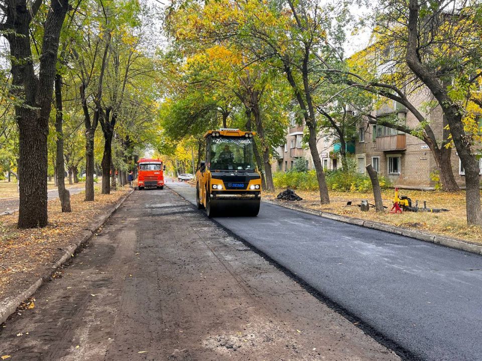 Иван Приходько: О ремонте дорог. В 2025 году запланировано отремонтировать 16 дорог протяженностью 10,6 км общим объемом – 76 978,6 м. На сегодняшний день выполнен ремонт 14 дорог протяженностью - 8,2км общим объемом - 63...