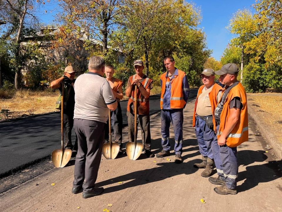 Роман Конев: ВСТРЕЧИ С НАСЕЛЕНИЕМ. 24 сентября 2025 года депутаты Горловского городского совета от фракции «Единая Россия» - Сергей Третьяков, Павел Калфакчиян, Инает Розводова, Геннадий Маюров в рамках исполнения поручения...