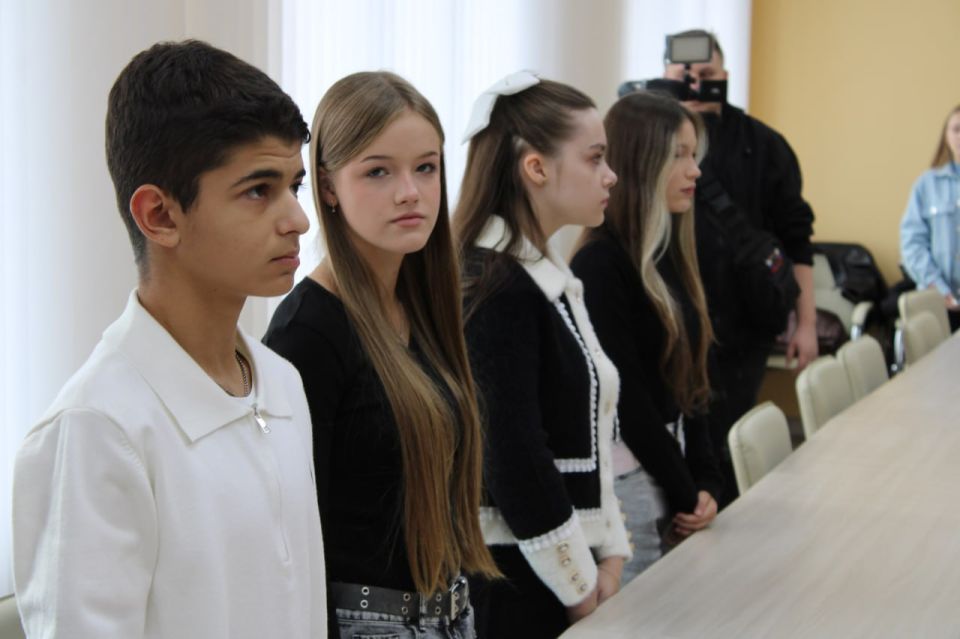 Иван Приходько: В администрации городского округа Горловка вручили паспорта юным горловчанам в преддверии Дня воссоединения Донбасса с Россией