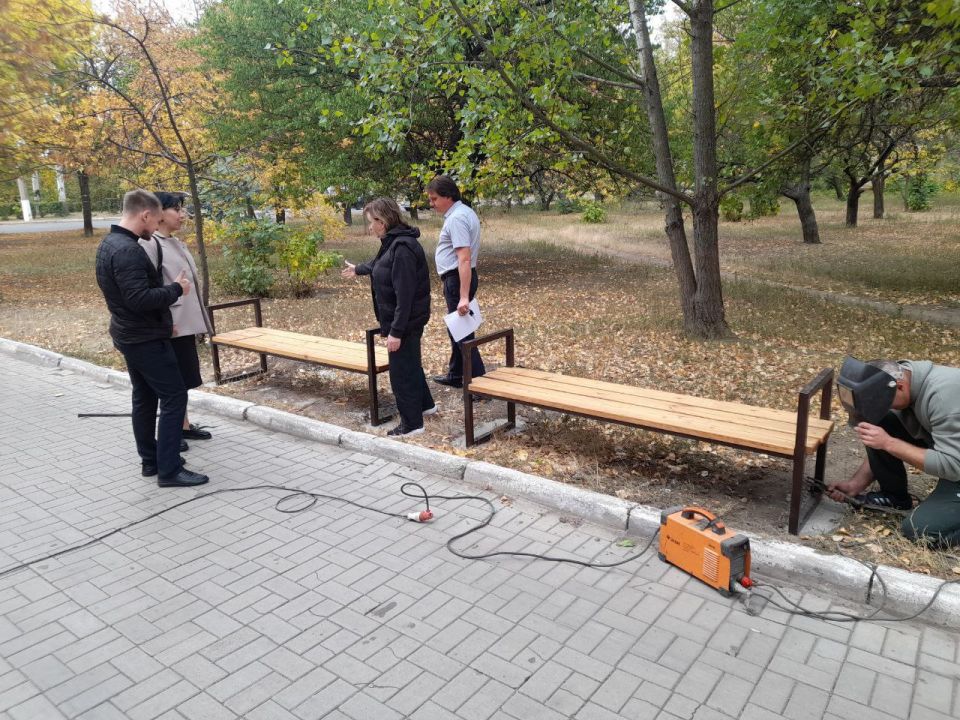 Иван Приходько: В Горловке установили скамьи около МФЦ в рамках партийного проекта Единой России «Городская среда»