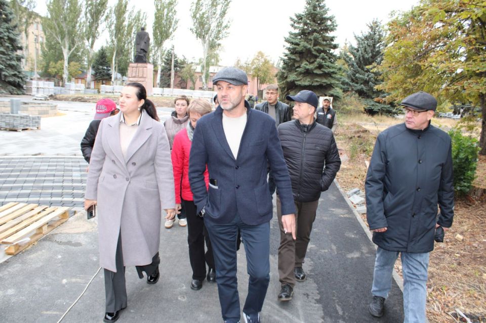 Роман Конев: Депутат Народного Совета ДНР, председатель Комитета по ЖКХ Анна Кондрыкинская ознакомилась с ходом работ в парке Горького