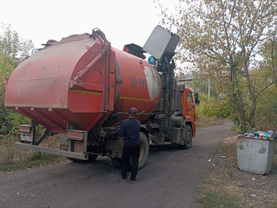 Горловским филиалом ГУП ДНР «ДОНСНАБКОМПЛЕКТ» ежедневно производится работа по вывозу твердых коммунальных отходов согласно утвержденного графика с территории города на полигон