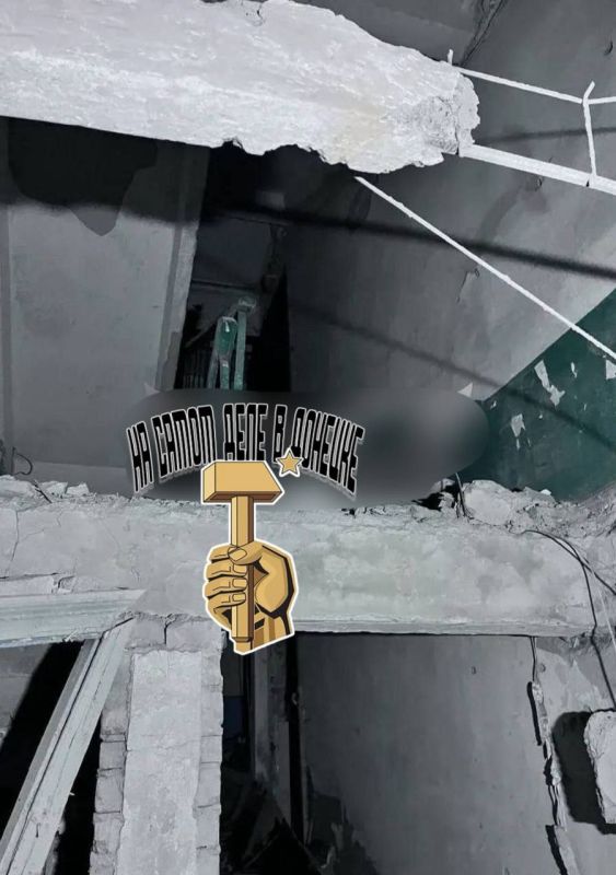 Последствия удара БПЛА украинских террористов по жилому дому в Горловке