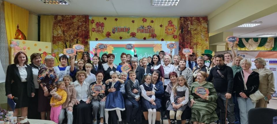 Праздничную встречу для своих серебряных наставников — педагогов подготовили ребята Добро.Центра и фонда «Витязь» в День учителя