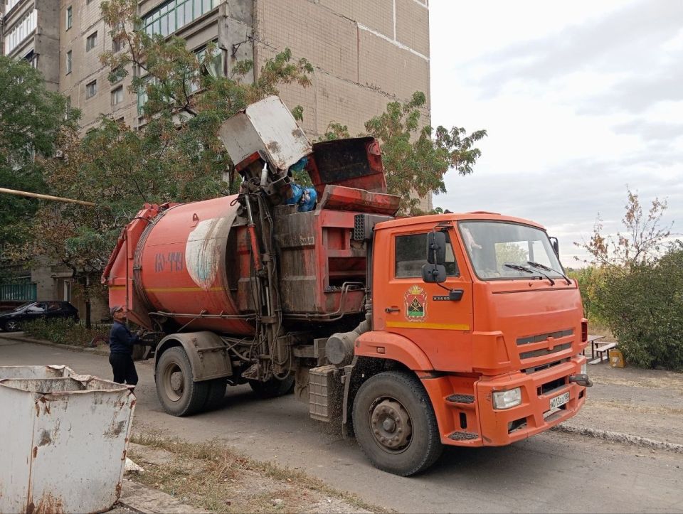 Горловским филиалом ГУП ДНР «ДОНСНАБКОМПЛЕКТ» ежедневно производится работа по вывозу твердых коммунальных отходов согласно утвержденному графику с территории города на полигон