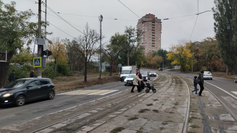 Сергей Скиданов: Ко мне обратились жители проспекта Дзержинского с просьбой обратить внимание на нерегулируемый пешеходный переход в районе остановки общественного транспорта "проспект Дзержинского", по которому переходят...