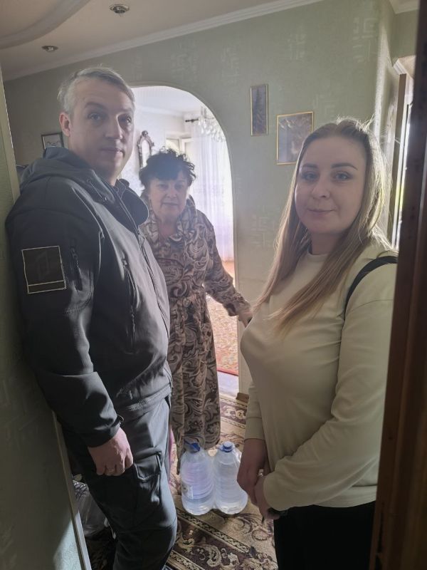 Волонтёры из числа активной молодёжи городского округа Горловка продолжают участие в акции «Молодёжь не оставит в беде!»