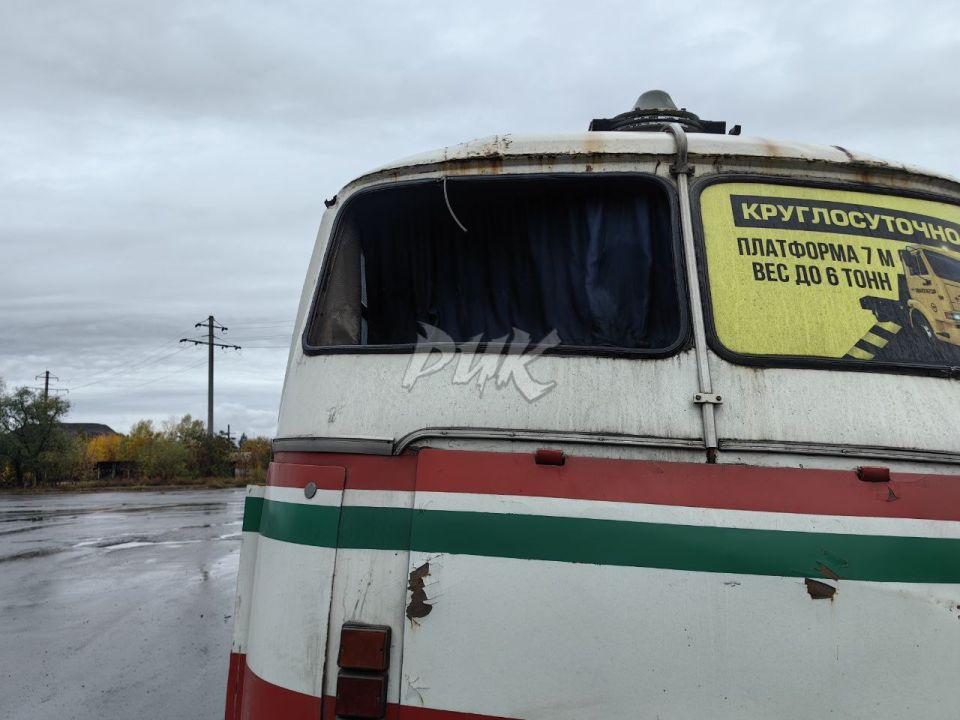 Иван Приходько: Автобус, поврежденный сегодня в результате атаки дрона украинских террористов в жилмассиве «Комсомолец» (Никитовский район Горловки)