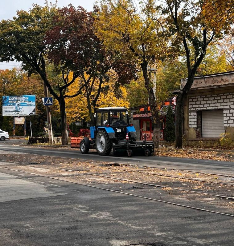 Благодаря технике из Кузбасса в Горловке восстанавливают дороги и благоустраивают улицы