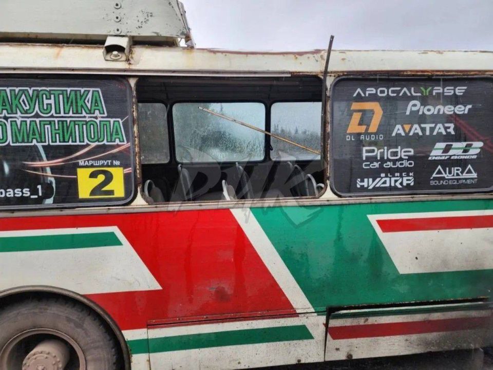 Последствия удара БПЛА ВСУ по гражданскому автобусу в жилом массиве «Комсомолец» (Никитовский район Горловки)