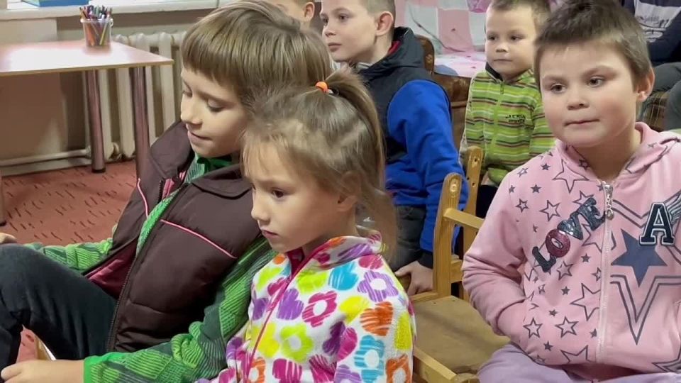 Доброслужащий сектора по взаимодействию с НКО администрации городского округа Горловка Донецкой Народной Республики совместно с активистами Горловского штаба МР и МГЕР ДНР посетили Детский социальный центр