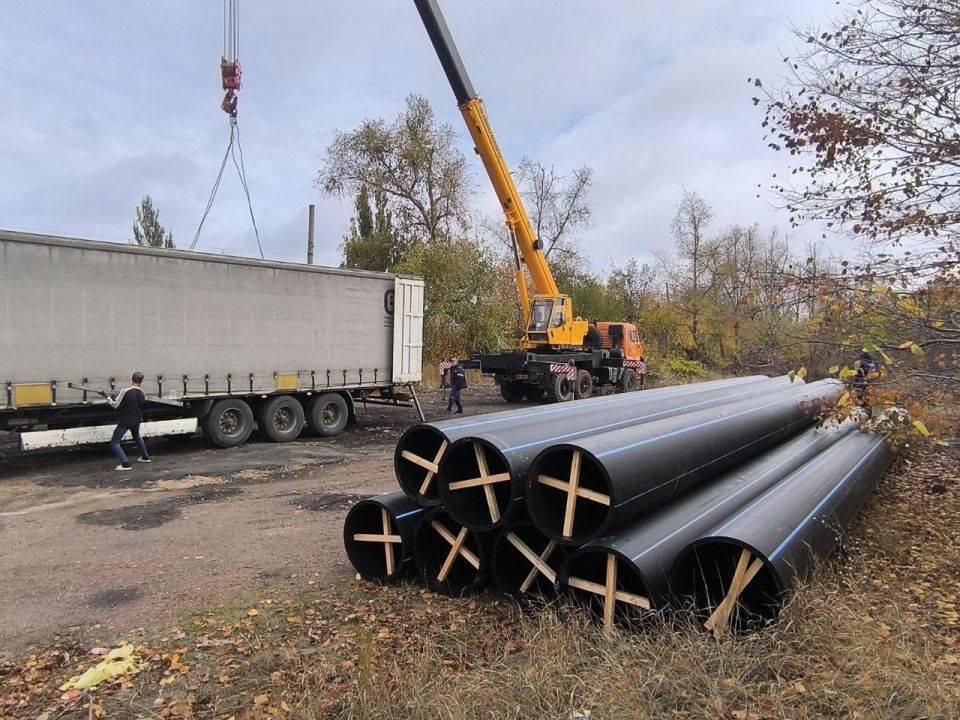 Подрядная организация из Кузбасса приступила к доставке труб для капитального ремонта водовода в Горловке