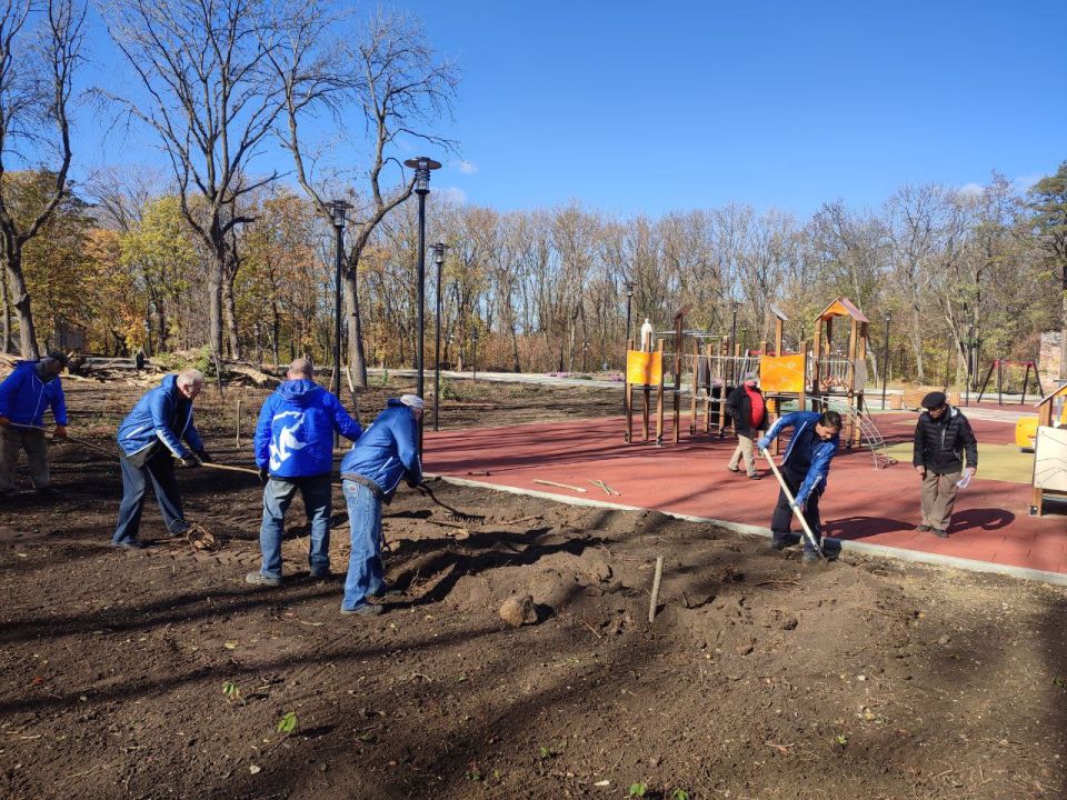 Иван Приходько: В Горловке прошел субботник по благоустройству территории парка им. Горького в рамках проекта Единой России «Городская среда»