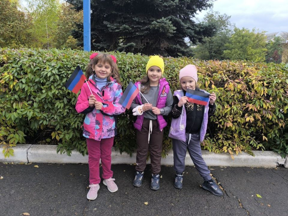 Иван Приходько: В Никитовском внутригородском районе города Горловка прошла патриотическая акция по раздаче флажков Донецкой Народной Республики