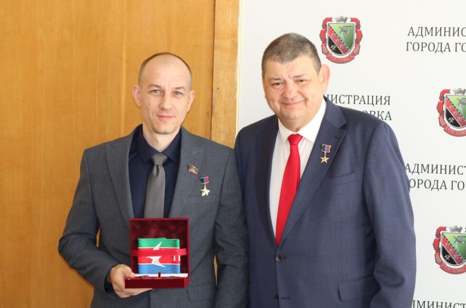 Два участника СВО стали почетными гражданами Горловки