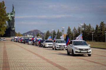 Команда Региональной общественной организации «Народная дружина» организовала масштабный автопробег, приуроченный ко Дню флага Донецкой Народной Республики