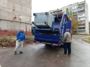 Горловским филиалом ГУП ДНР «ДОНСНАБКОМПЛЕКТ» ежедневно производится работа по вывозу твердых коммунальных отходов