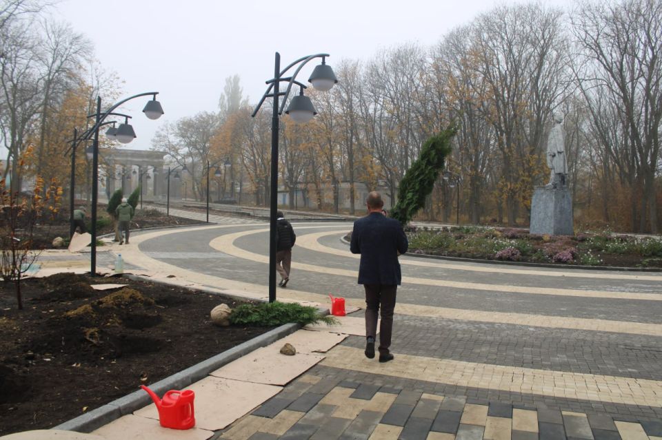 В Горловке высадили туи в рамках акции «Аллея Единства»