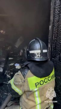 В Горловке сотрудники МЧС России отстояли у огня продуктовый магазин