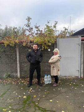 Роман Конев: 29 октября 2025 года депутаты Горловского городского совета от фракции «Единая Россия» — Дмитрий Корона, Евгений Прокопович, Александр Бобровский — посетили места подвоза воды и осуществили адресную доставку воды