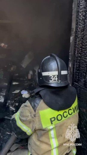 В Горловке сотрудники МЧС России отстояли у огня продуктовый магазин