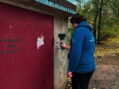 Защищаем закон и порядок. Активисты Калининского районного штаба Молодёжки Горловки провели акцию по закрашиванию незаконной рекламы