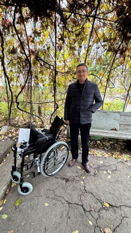 Роман Конев: 31 октября 2025 года посетил жительницу нашего города и оказал ей необходимую социальную поддержку в получении инвалидной коляски