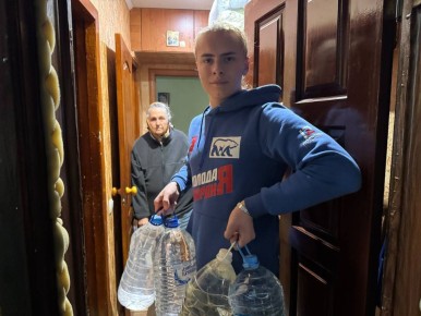 Волонтеры Горловки приняли участие во Всероссийской акции «Россия – семья семей», осуществив доставку воды пожилым людям