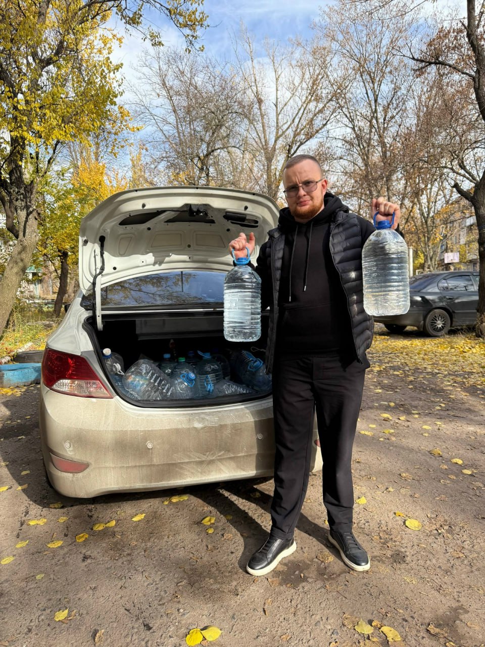 Роман Конев: 4 ноября 2025 года депутат Горловского городского совета Донецкой Народной Республики от фракции «Единая Россия» Даниил Карабаев организовал подвоз воды гражданам