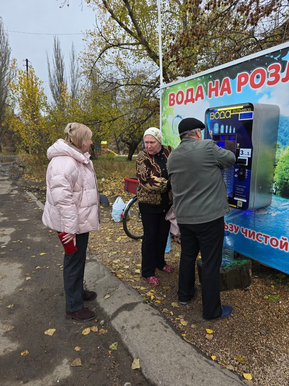 Роман Конев: 6 ноября 2025 года депутаты Горловского городского совета Донецкой Народной Республики от фракции «Единая Россия» – Наталия Ботвина, Алексей Костин, Светлана Евсеенко, осуществили подвоз воды гражданам