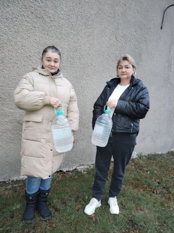 Роман Конев: 17 ноября 2025 года депутаты Горловского городского совета от фракции «Единая Россия» – Елена Кузьмина и Андрей Костюк осуществили подвоз воды